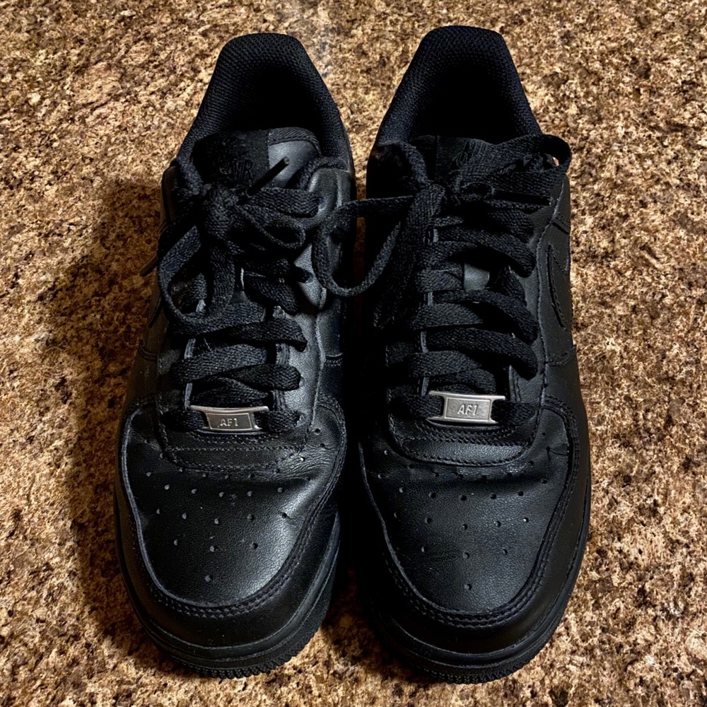 Black NIKE Air Force 1s